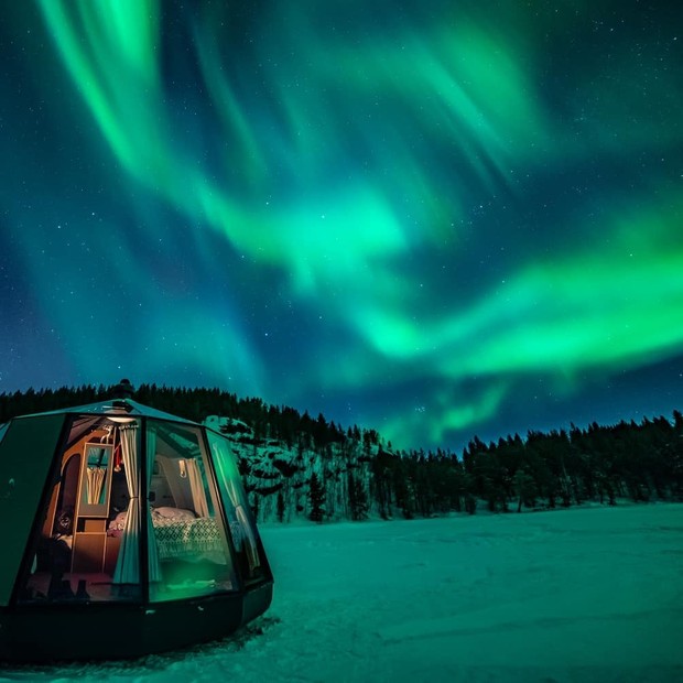 North Pole Igloos são cabines aquecidas de vidro onde os turistas podem se hospedar na região sem se incomodar com as temperaturas baixíssimas (Foto: Divulgação)