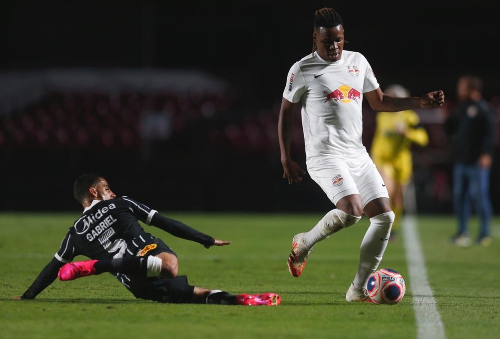 Volta ou fica? Após reunião, Bragantino decide futuro do volante Matheus Jesus