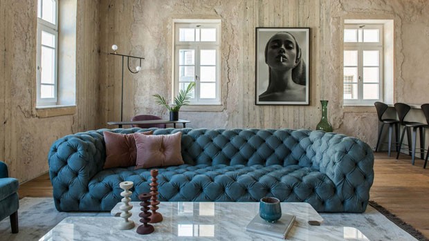 Décor do dia: sofá azul e concreto aparente na sala de estar (Foto: Sivan Askayo)