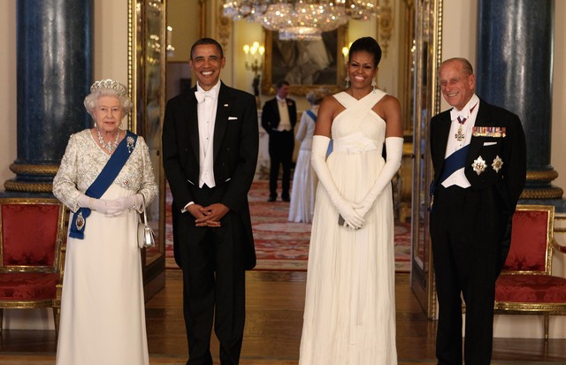 LONDON, ENGLAND - MAY 24:  (L-R)  Queen Elizabeth II poses with U.S. President Barack Obama, his wife Michelle Obama and Prince Philip, Duke of Edinburgh in the Music Room of Buckingham Palace ahead of a State Banquet on May 24, 2011 in London, England. T (Foto: Getty Images)