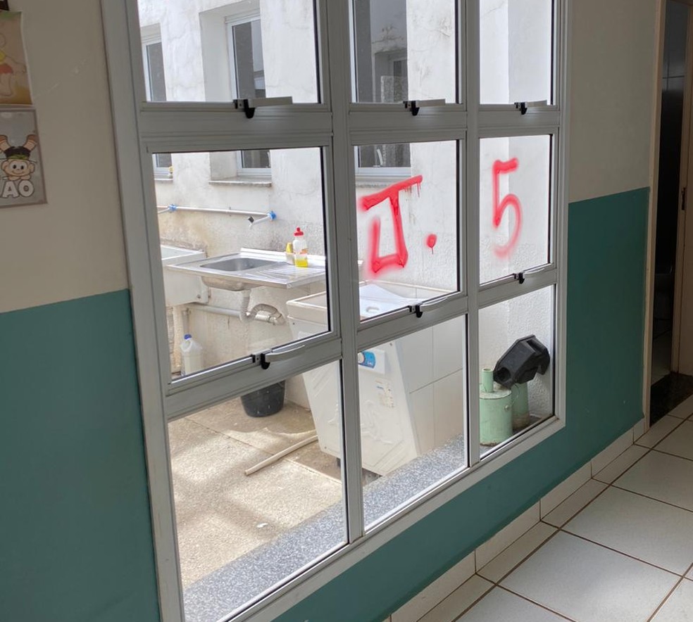 Portas, janelas, gradis e equipamentos el&eacute;tricos foram danificados &mdash; Foto: Divulga&ccedil;&atilde;o / Secretaria da Educa&ccedil;&atilde;o 