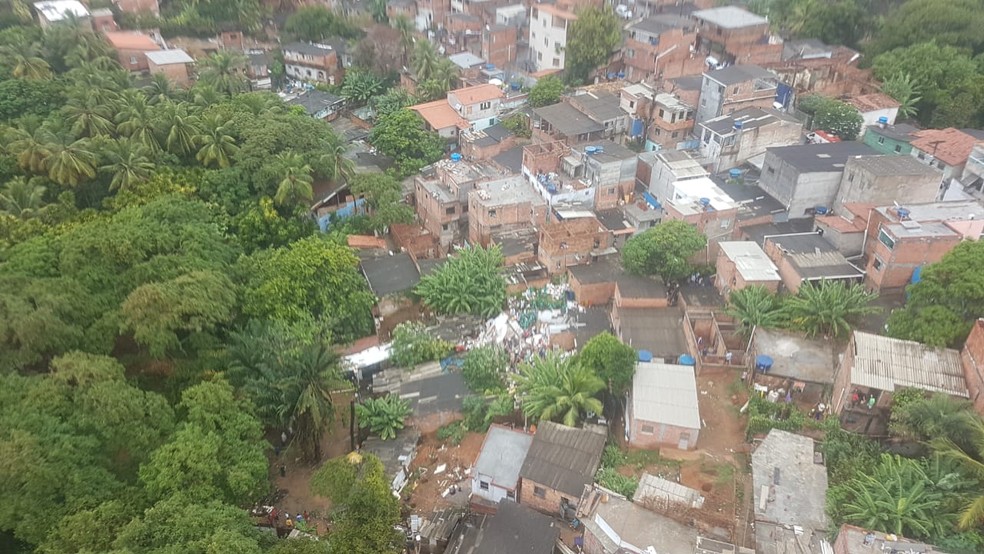 Desabamento de prédio aconteceu na comunidade de Alto de São João, em Pituaçu (Foto: Divulgação/Graer)