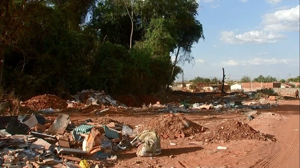 Moradores descartam lixo irregularmente em Rio Preto  — Foto: Reprodução/TV TEM 