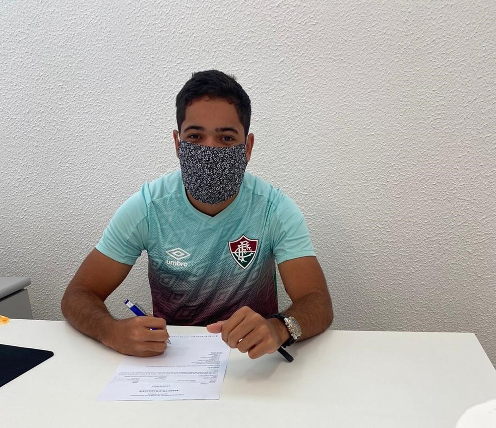 Gabriel Silveira assina contrato com o Fluminense — Foto: Divulgação