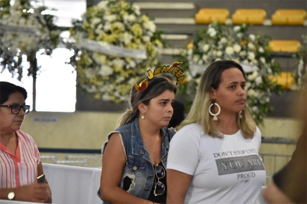Fãs de Gabriel Diniz dão o último adeus ao cantor (Foto: Felipe Souto Maior)