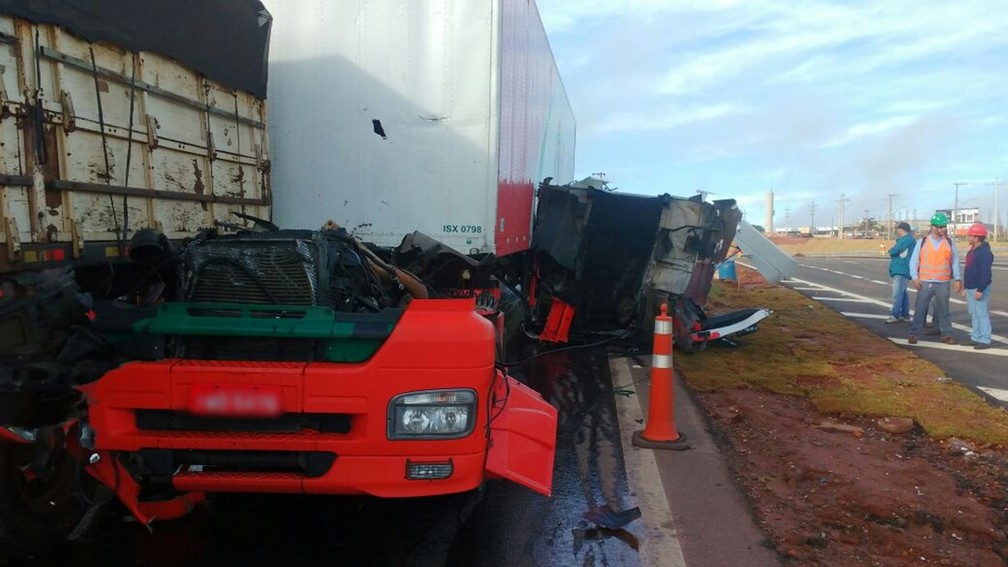 Caminhão tem cabine 'arrancada' em acidente em Rodovia de Avaré (Foto: Arquivo Pessoal/Eduardo Marson )