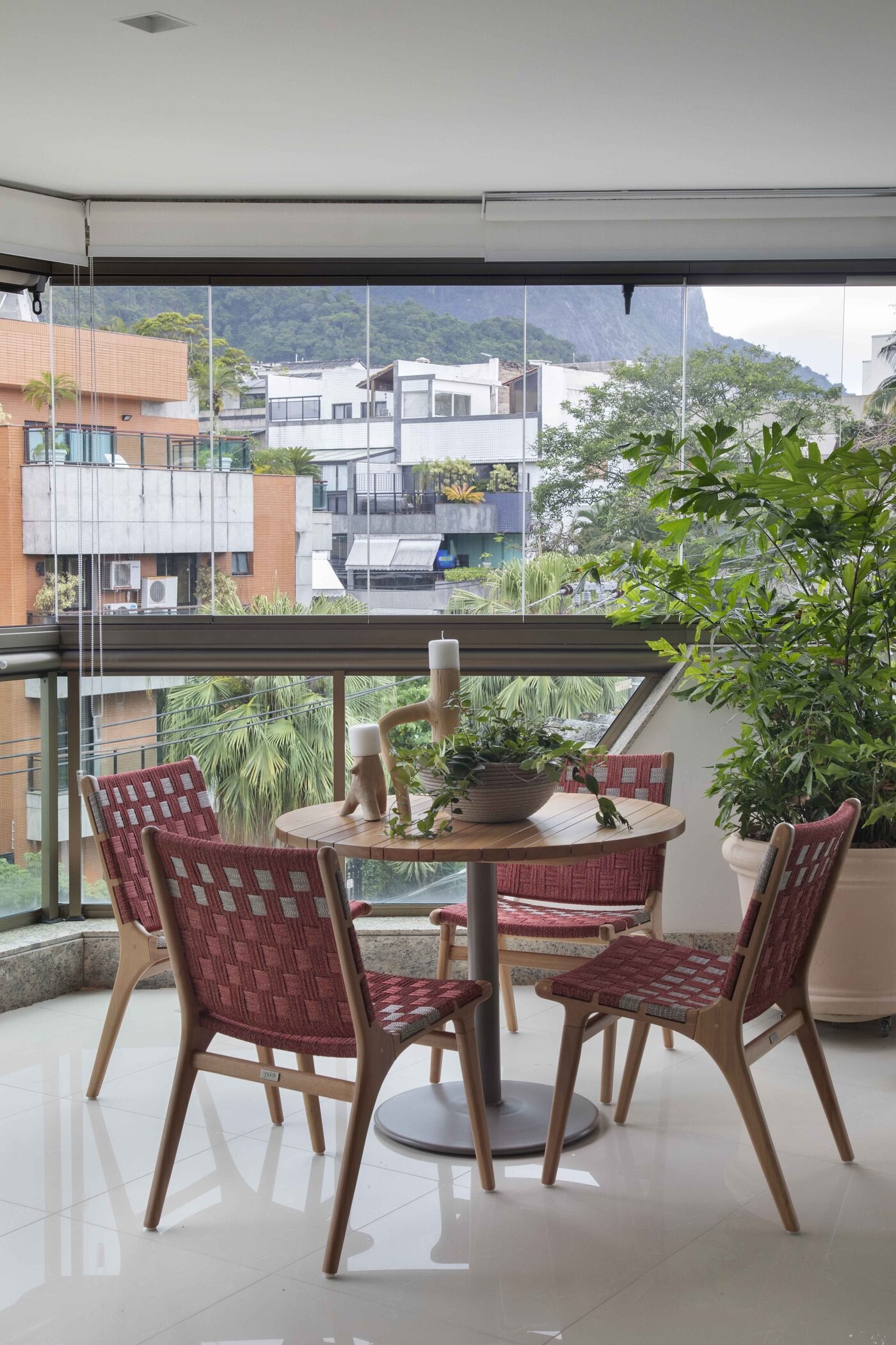 Décor do dia: living integrado à varanda tem sofá azul e memórias de viagem (Foto: Camila Santos | Fotos Juliano Colodeti/ MCA Estúdio)