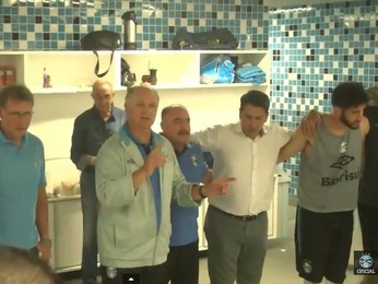 Após pênaltis, Felipão diz ao grupo que o caminho está aberto