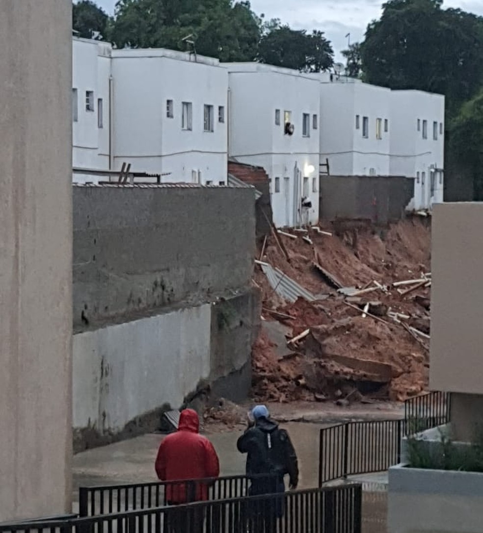 Parte do muro de um condomínio no bairro Lopes de Oliveira, em Sorocaba, desabou — Foto: Tainã Guedes/Arquivo Pessoal