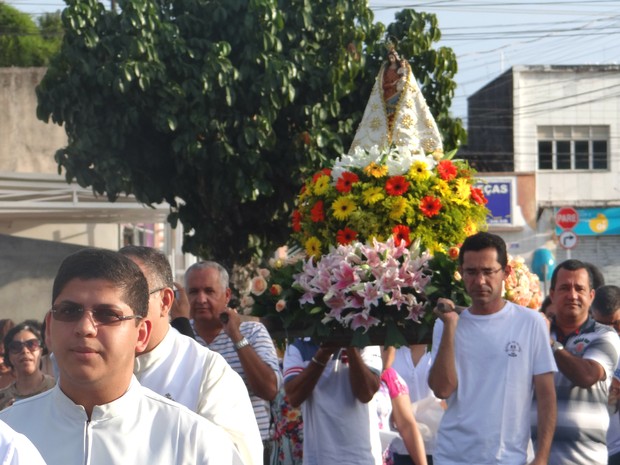 Fiéis acompanharam a procissão de Nossa Senhora de Nazaré (Foto: Michelle Farias/G1)