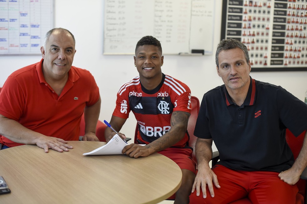 Matheus França assina renovação com o Flamengo — Foto: Marcelo Cortes/Flamengo
