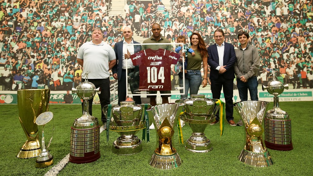 Jailson, a famlia e a diretoria do Palmeiras  Foto: Fabio Menotti/Palmeiras