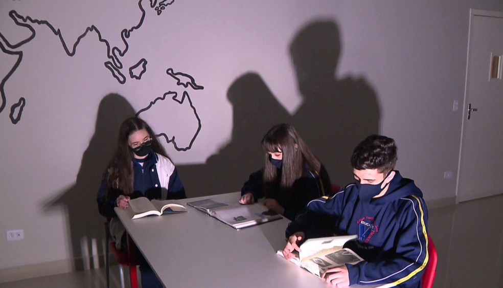 O estudante participa de um grupo de estudos na escola. — Foto: Reprodução/RPC