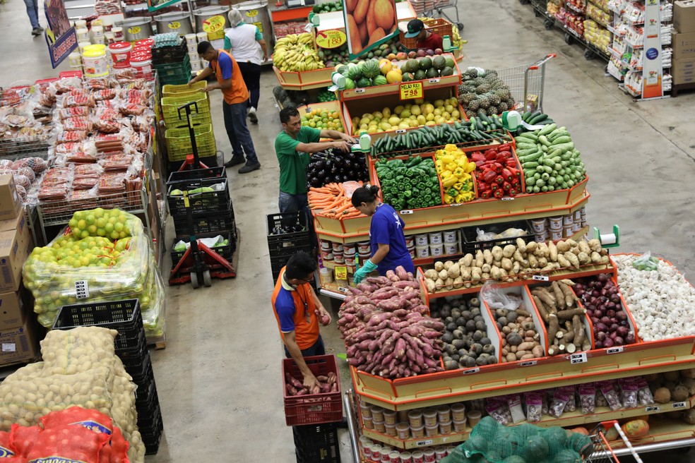 H&aacute; vagas para repositor de hortifruti, em Salvador &mdash; Foto: Fabio Tito/G1