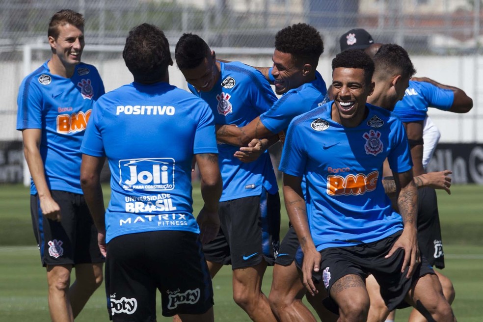 Gustagol se diverte com jogadores do Corinthians durante treino â€” Foto: Daniel Augusto Jr/Ag.Corinthians