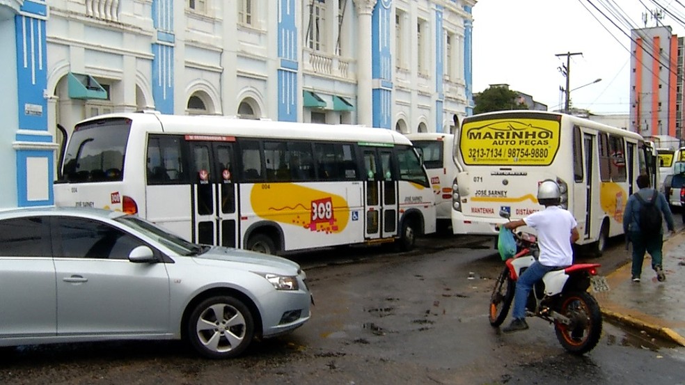 Protesto de permissionÃ¡rios do transporte alternativo aconteceu na frente da Prefeitura de Natal â Foto: ReproduÃ§Ã£o/Inter TV Cabugi