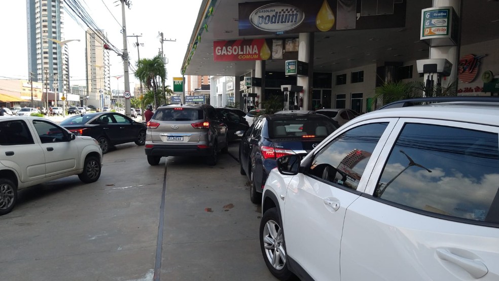 Motoristas fazem fil em um posto de combustíveis no Bairro Guararapes em Fortaleza. — Foto: Davi César/Sistema Verdes Mares