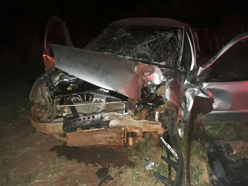 Carro da vÃ­tima ficou destruÃ­do com o impacto apÃ³s bater em caminhonete em ParaÃ­so das Ãguas (Foto: Corpo de Bombeiros / DivulgaÃ§Ã£o)