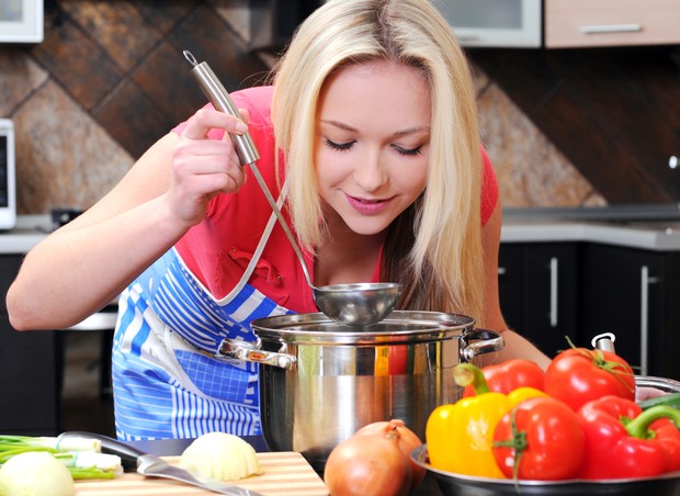 Young Woman Cooking. Healthy Food - Vegetable Salad. Diet. Dieting Concept. Healthy Lifestyle. Cooking At Home. Prepare Food (Foto: Getty Images/iStockphoto)