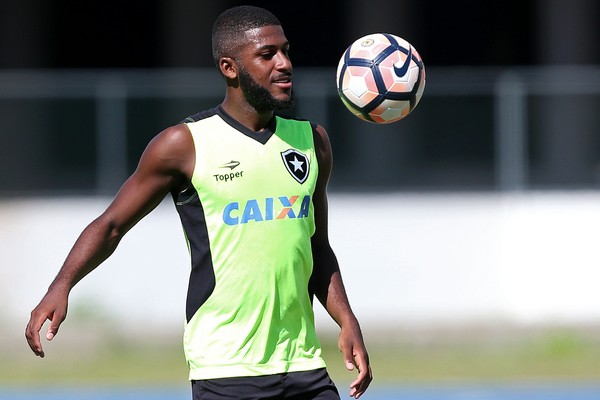 Diretor do Corinthians, sobre zagueiro do Botafogo: 