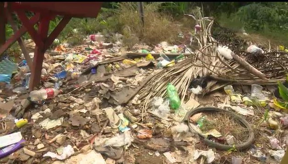 Acúmulo de lixo incomoda moradores (Foto: Reprodução Rede Amazônica)