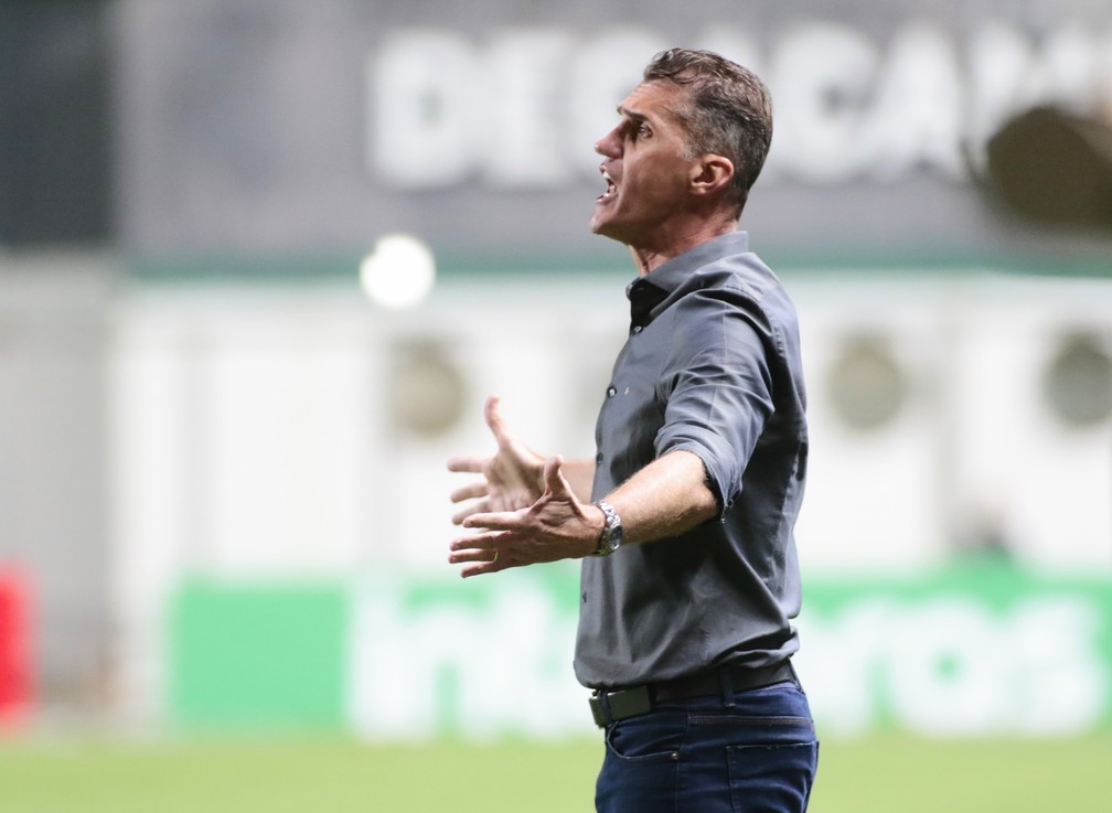 Mancini reclama de pênalti e crê em evolução do time: 