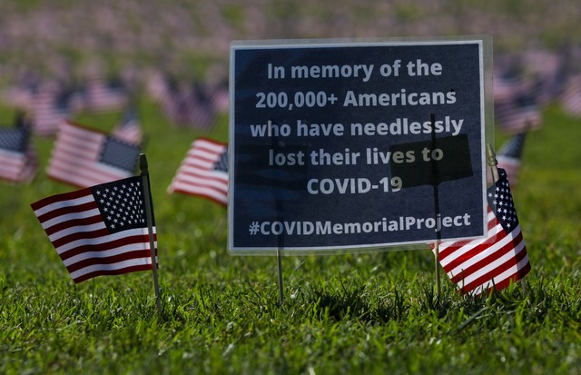 WASHINGTON, USA - SEPTEMBER 22: American flags were placed on the National Mall by the Covid Memorial Project in memory of the 200,000 Americans that have lost their lives due to the novel coronavirus (Covid-19) pandemic, in Washington, DC, United States  (Foto: Anadolu Agency via Getty Images)