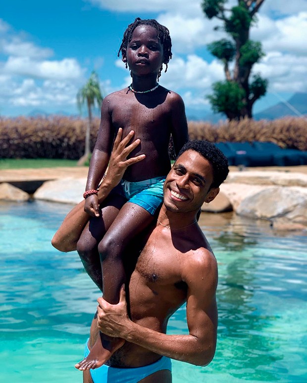 Ícaro Silva com os filhos de Giovanna Ewbank, Bless e Titi (Foto: Reprodução/ Instagram)