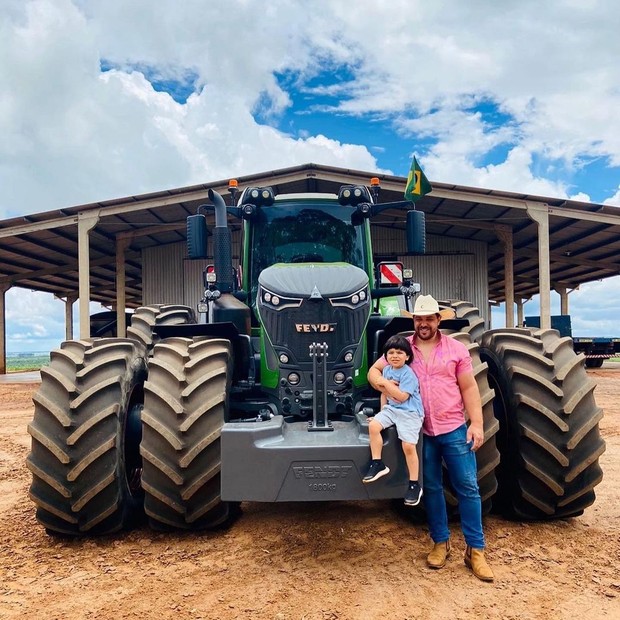 Ex-BBB Cézar Lima com o filho, Vicente, em fazenda (Foto: Reprodução/Instagram)