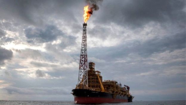 BBC - O incremento da produção pode seguir pressionando os preços do petróleo bruto para baixo (Foto: Getty Images via BBC News)