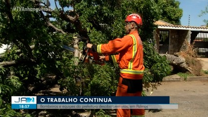 Bombeiros e equipes da prefeitura seguem em trabalho após estragos provocados pela chuva