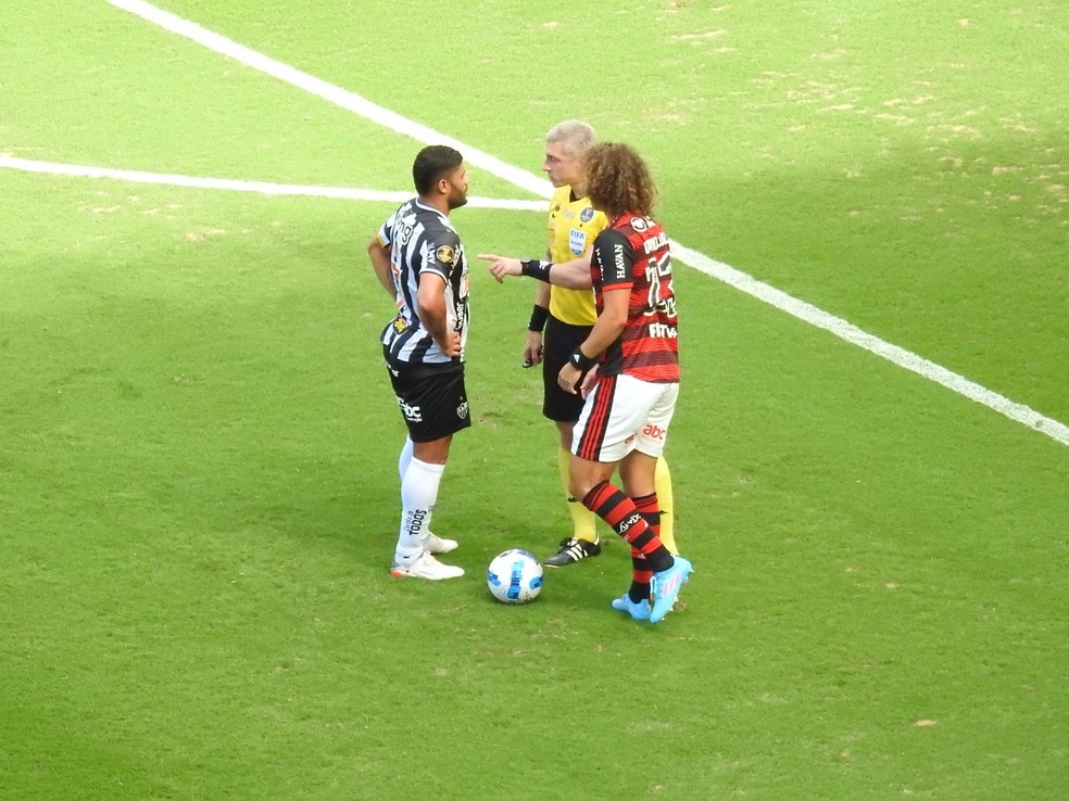 Hulk e David Luiz se estranharam em Cuiabá e no Maracanã — Foto: Fred Gomes
