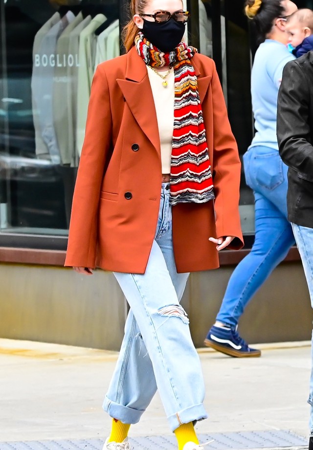 NEW YORK, NY - MARCH 25:  Gigi Hadid is seen walking in SoHo on March 25, 2021 in New York City.  (Photo by Raymond Hall/GC Images) (Foto: GC Images)