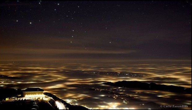 Em segundo lugar na categoria Luz ficou Carlo Zanandrea, com a foto "Nem Tudo o que Reluz é Ouro", que mostra a constelação de Órion sobre a névoa cobrindo a província de Treviso, no nordeste da Itália. (Foto:  Carlo Zanandrea  )