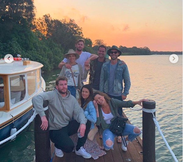 Os irmãos Liam Hemsworth e Chris Hemsworth com amigos e familiares no resort australiano no qual estão hospedados e pagando diárias de 30 mil reais (Foto: Instagram)