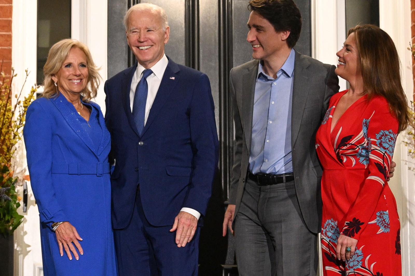 Primeiro-ministro canadense Justin Trudeau e sua esposa Sophie Grégoire cumprimentam o presidente dos EUA Joe Biden e a primeira-dama Jill ao chegarem a Rideau Cottage, em Ottawa, Canadá — Foto: MANDEL NGAN/AFP