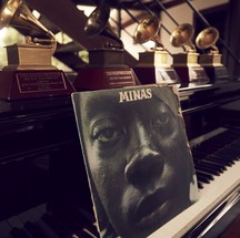 O vinil "Minas" junto a troféus do Grammy
