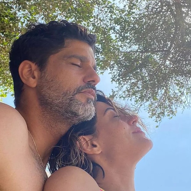 Carol Castro e Bruno Cabrer-izo mostram momentos românticos em Búzios (Foto: Reprodução/Instagram)