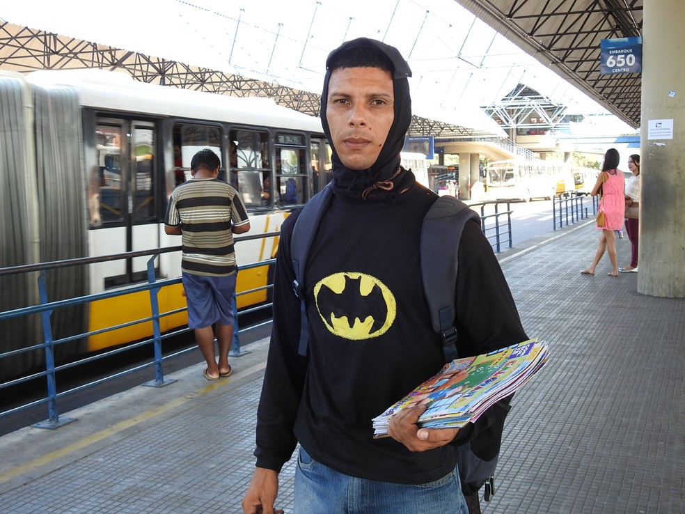 Luciano Neto se veste de Batman para chamar atenção de passageiros em Manaus (Foto: Suelen Gonçalves/G1 AM)