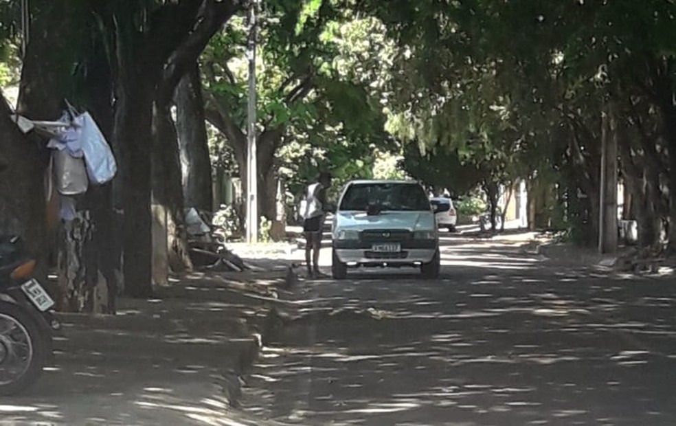 Polícia Civil recebeu imagens que mostram mulher abordando pessoas — Foto: Cedida/Polícia Civil