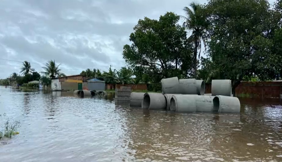Bahia tem 151.913 pessoas afetadas pelas chuvas; mais de 14 mil estão desalojadas — Foto: Reprodução/TV Santa Cruz