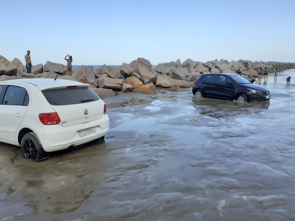 Tsunami meteorológico atingiu veículos na beira da praia do Cassino — Foto: Tiago Vogel/Arquivo Pessoal