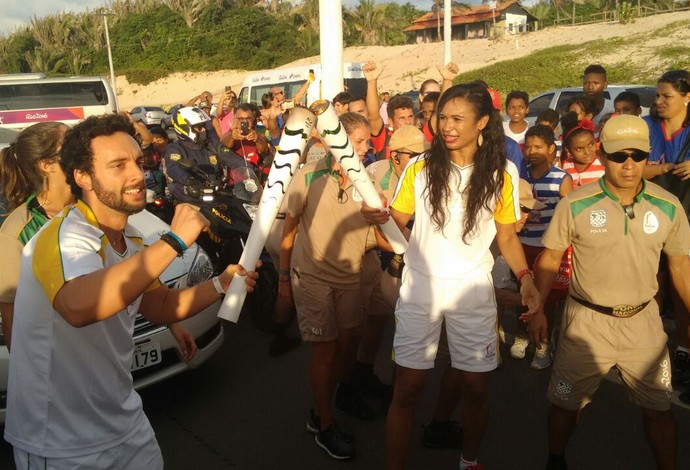 Iziane recebeu a Tocha Olímpica na Avenida Litorânea e seguiu revezamento da Tocha Olímpíca (Foto: Robert Oliveira / G1)