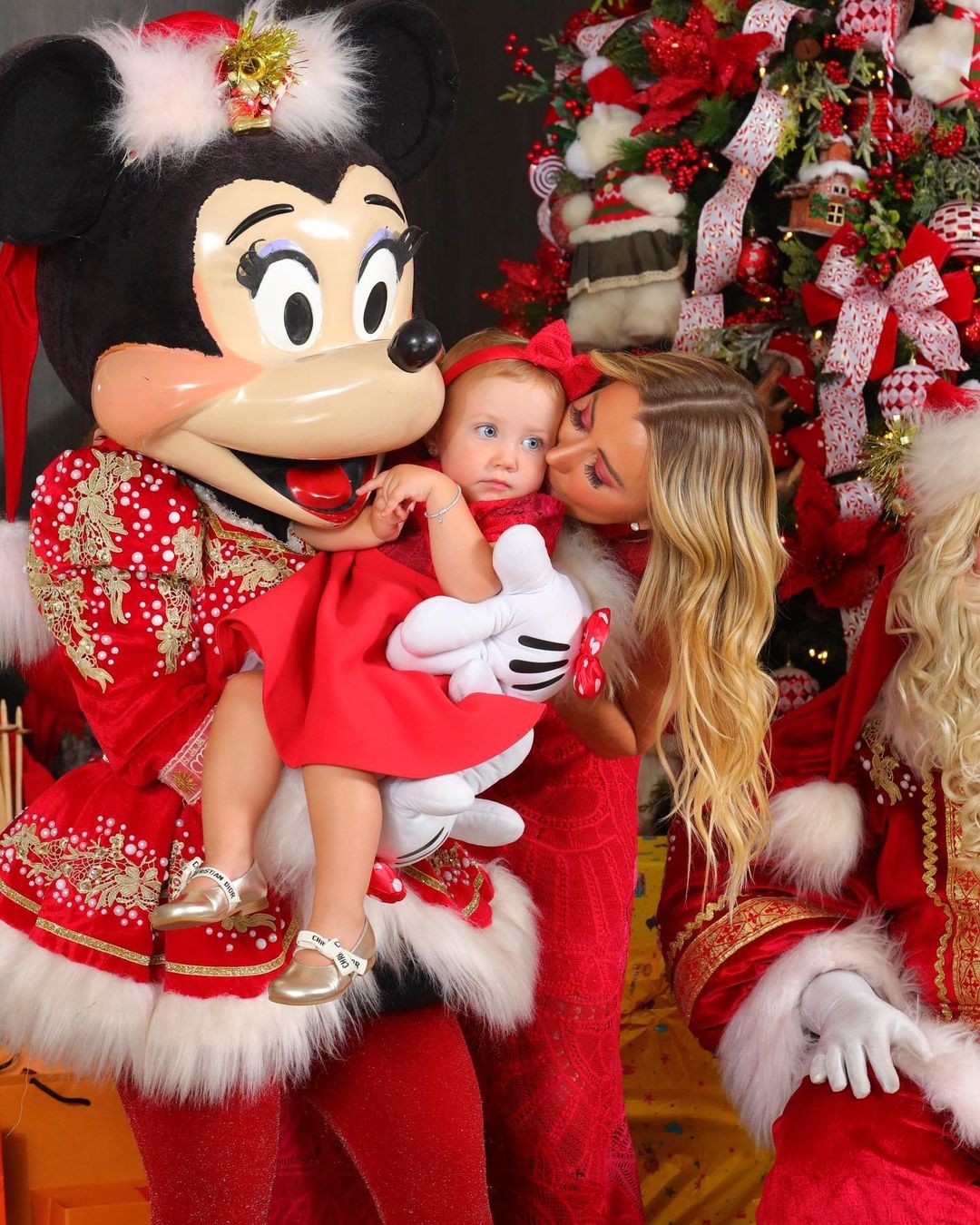 Ana Paula Siebert posa com a família em álbum natalino (Foto: Reprodução / Instagram)