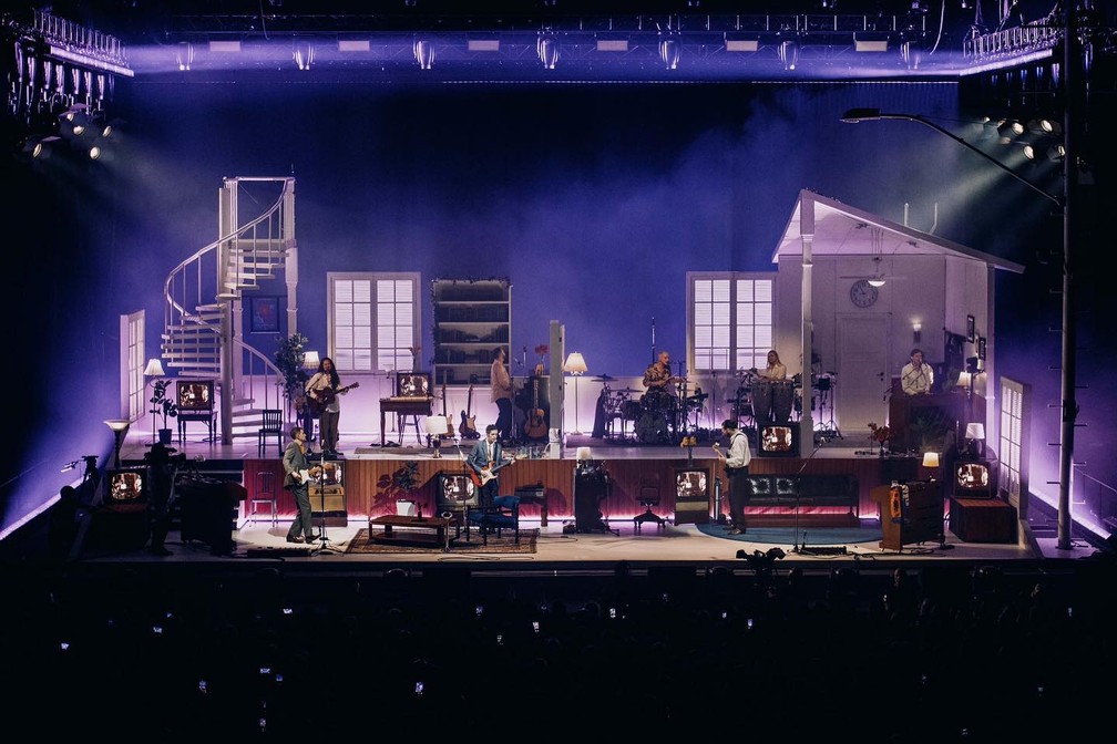 Nova turn&ecirc; do The 1975 tem uma casa como cen&aacute;rio &mdash; Foto: Reprodu&ccedil;&atilde;o/Instagram/The1975