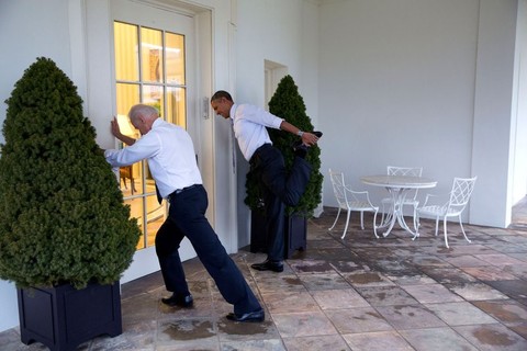 Obama e o vice Biden se exercitam para gravação de vídeo na Casa Branca