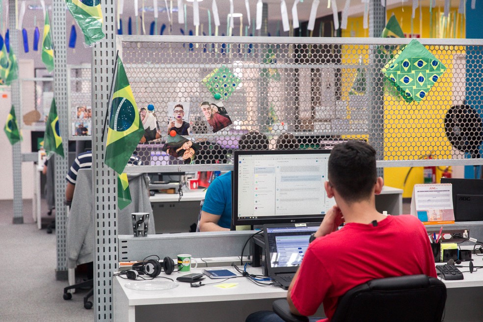 Empresas como a startup GetNinjas, em São Paulo, enfeitou o ambiente de trabalho para a Copa do Mundo de 2018 — Foto: Marcelo Brandt/G1
