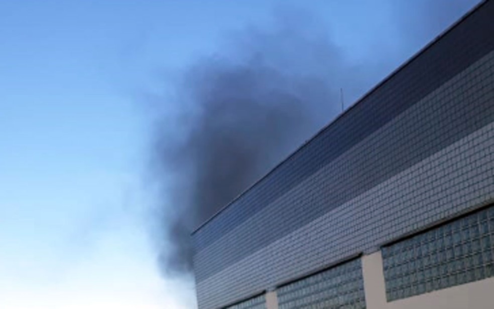 Fumaça em empresa de Campinas nesta quinta-feira — Foto: Reprodução/EPTV