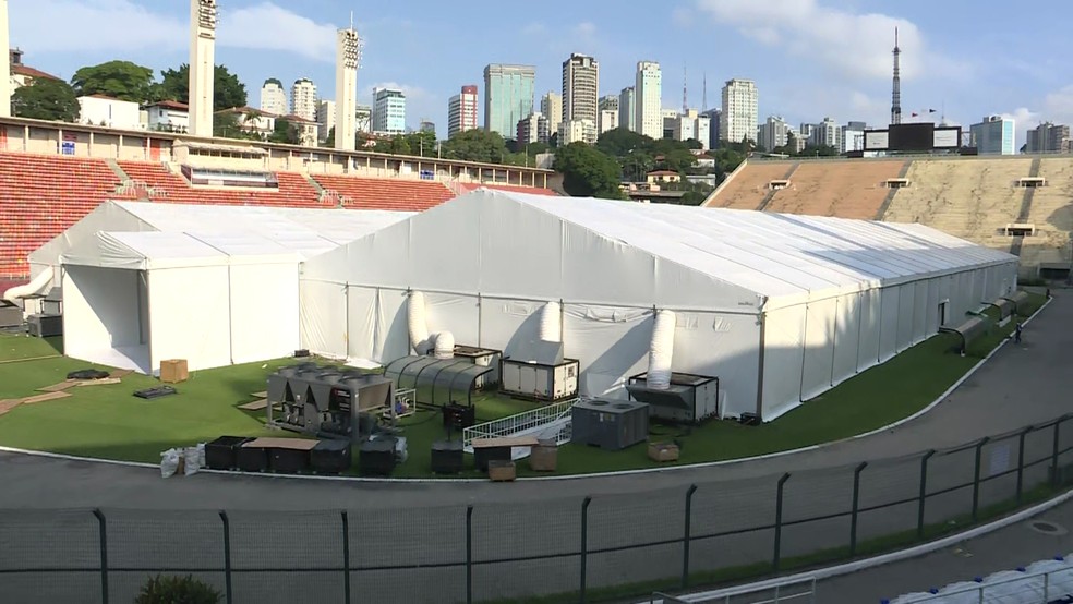 O Hospital de campanha montado no Pacaembu para receber pacientes com Covid-19 transferidos da rede municipal de saúde em São Paulo — Foto: TV Globo/Divulgação