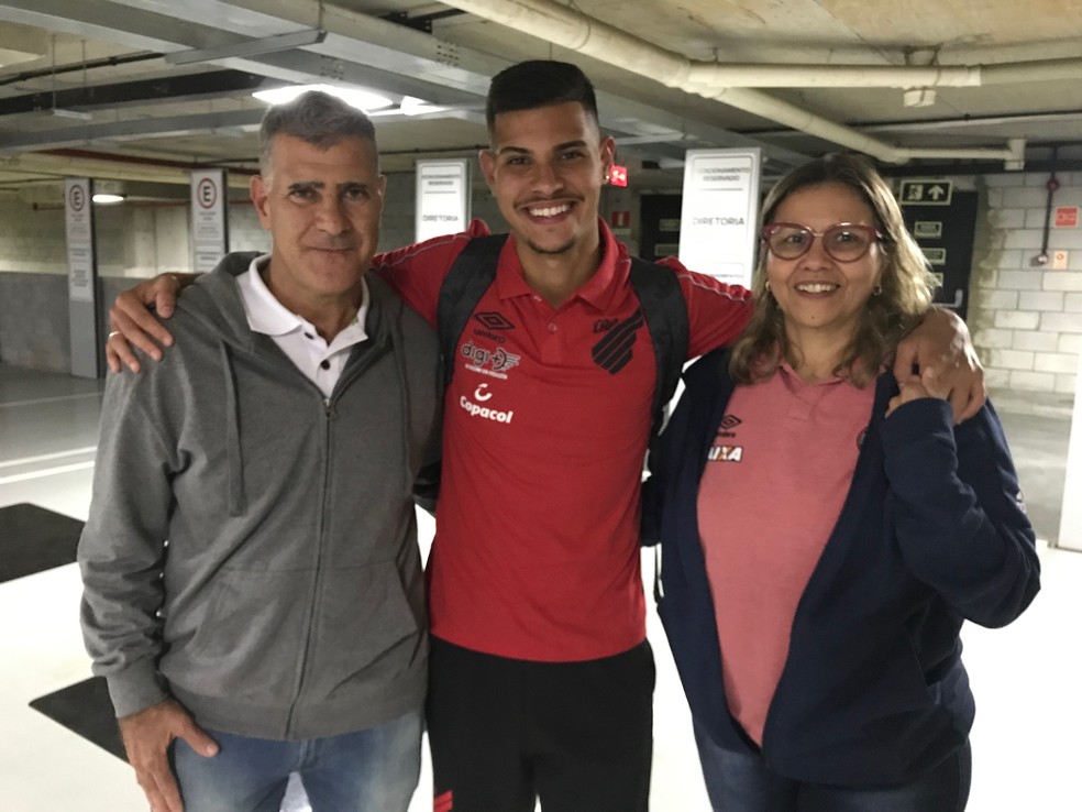 Bruno Guimarães e os pais — Foto: Monique Silva